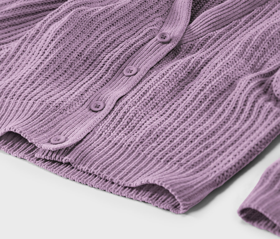 Egy lila, kötött, gombos kardigán közeli képe.
