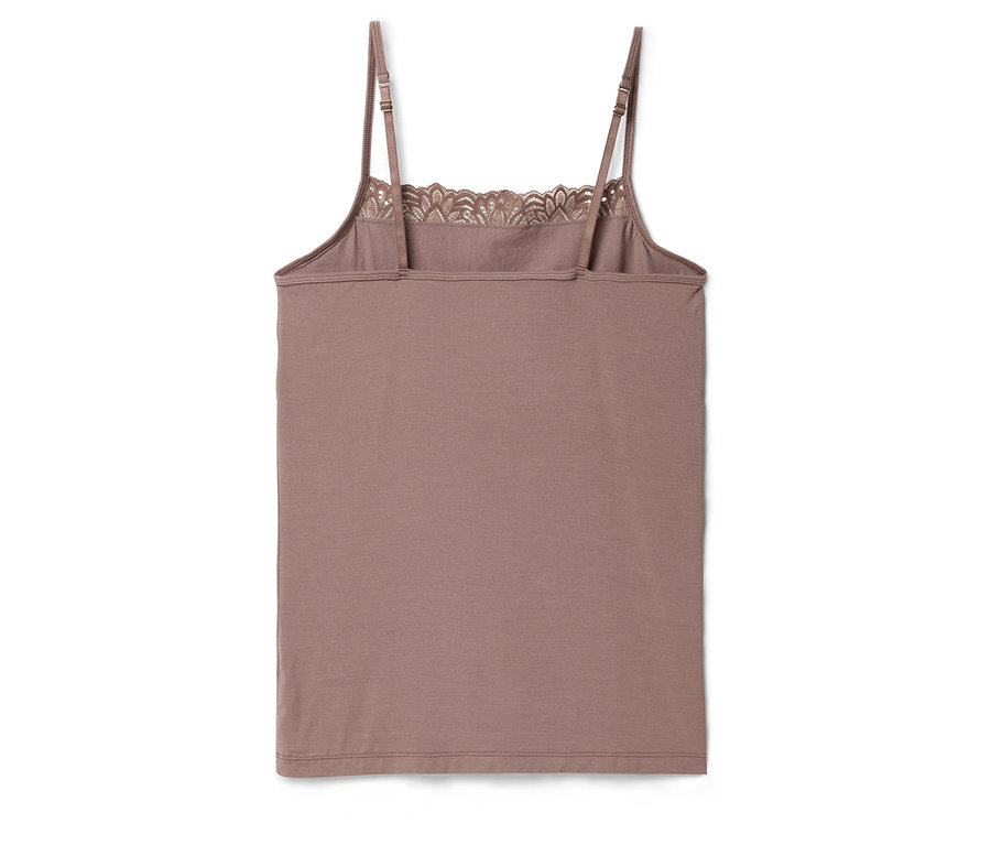 Egy hátulról fényképezett, mályvaszínű, pántos felső csipkével a nyakkivágásán.