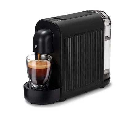 A fekete Cafissimo now black kávéfőző kávét tölt egy pohárba.