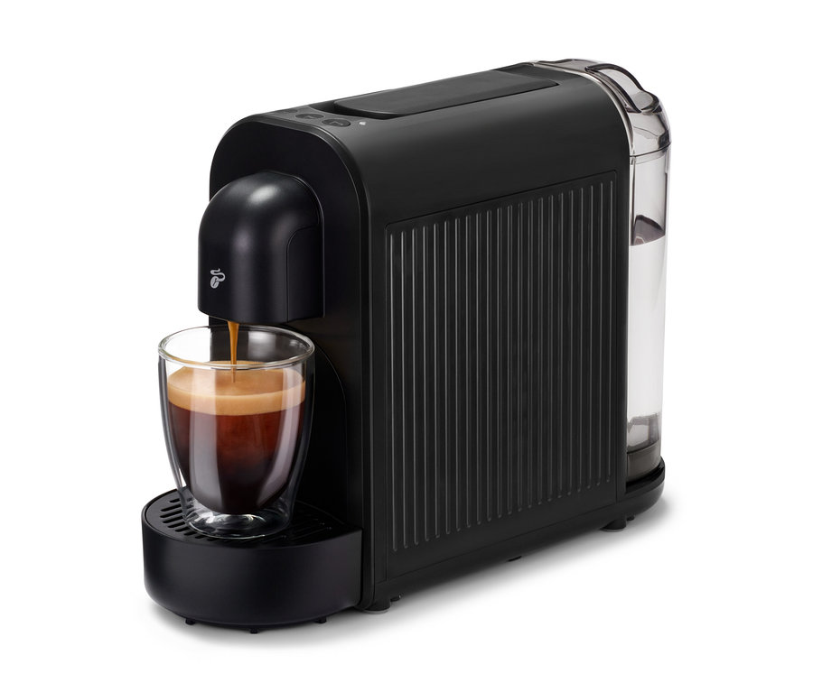 A fekete Cafissimo now black kávéfőző kávét tölt egy pohárba.