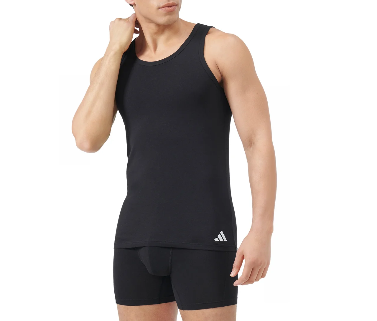 Fekete atlétát fehér Adidas logóval és fekete boxeralsót viselő férfi, aki a nyakát érinti, fehér háttér előtt.