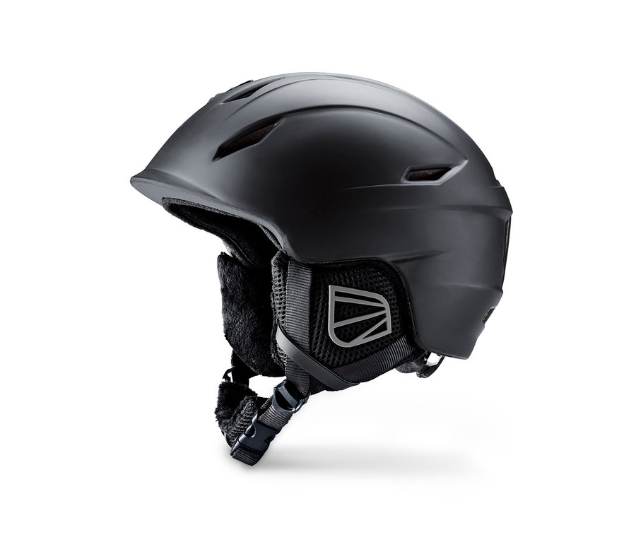 Fekete sí- és snowboard sisak fehér háttérrel.