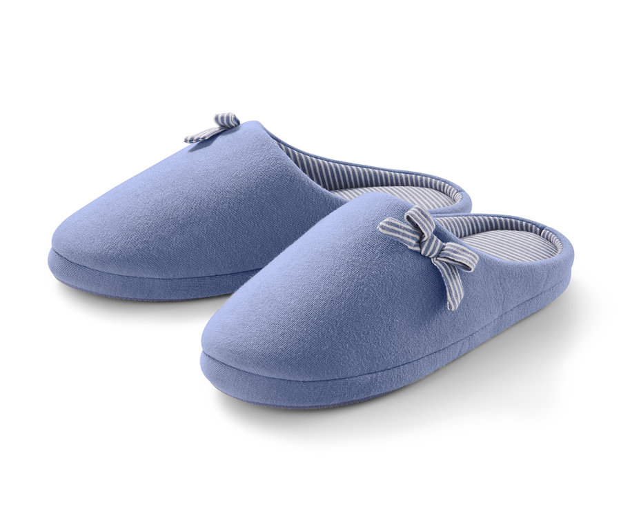 Két világoskék, masnis női házicipő.