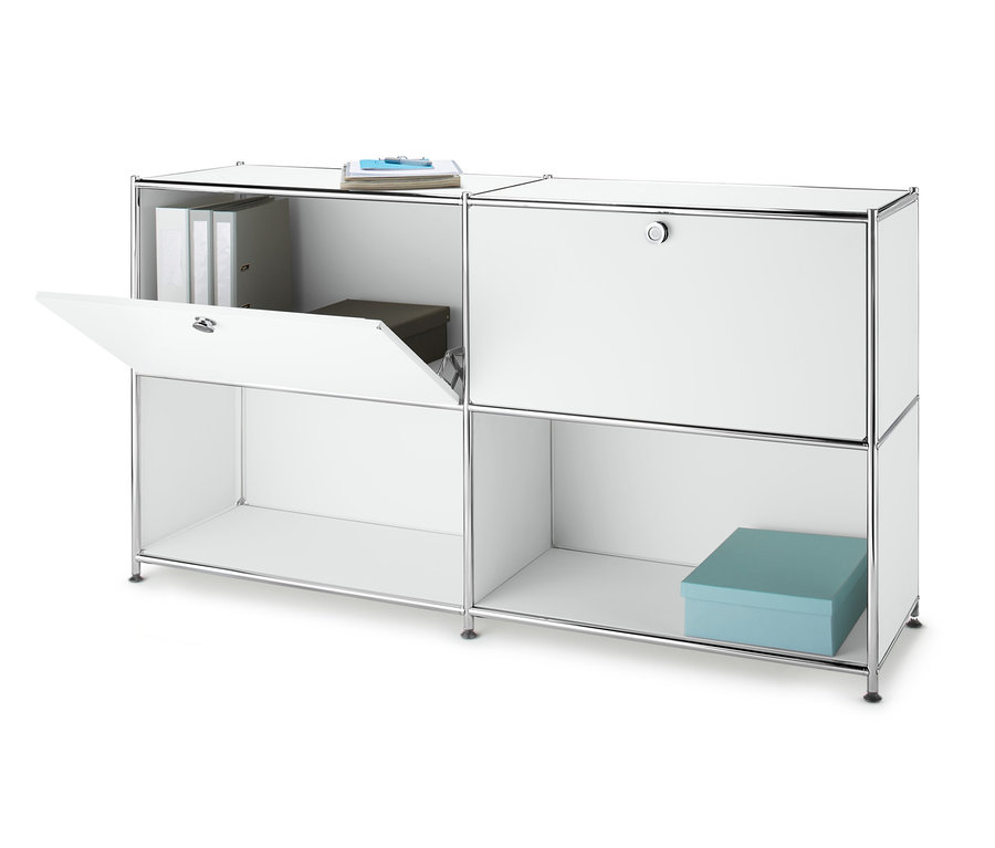 Egy fehér fém polcos komód 2 áthelyezhető, lenyíló ajtóval, melyből az egyik nyitva van.