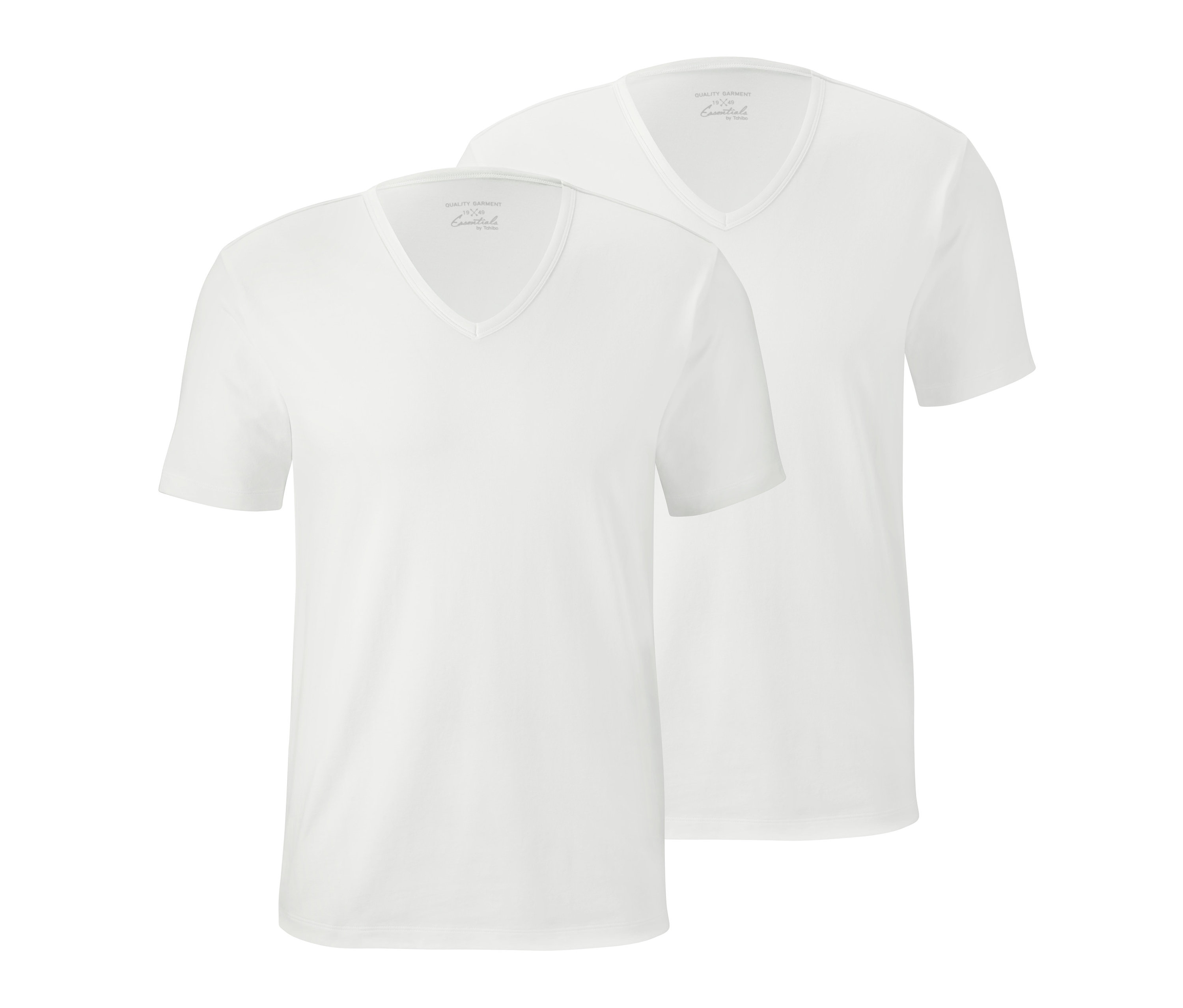 Két fehér, V-nyakú, rövid ujjú póló.
