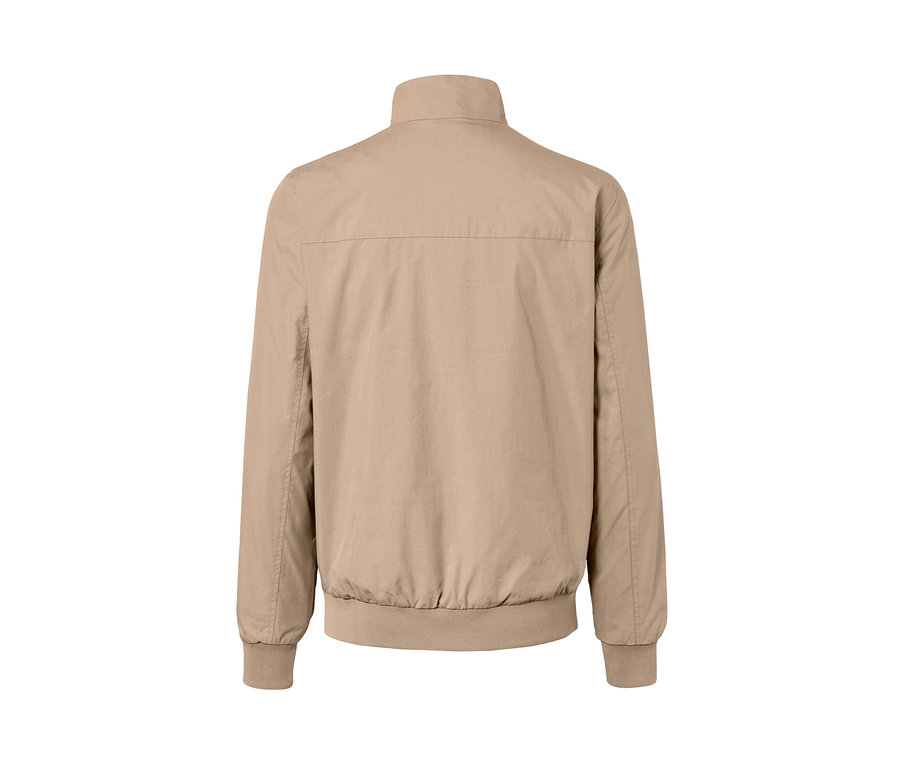 Hátulnézet egy bézs férfi blouson dzsekiről.