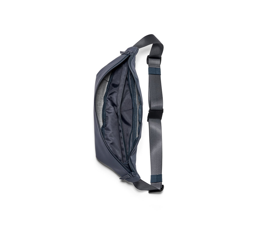 Nyitott női övtáska, sötétkék színben, állítható pánttal.