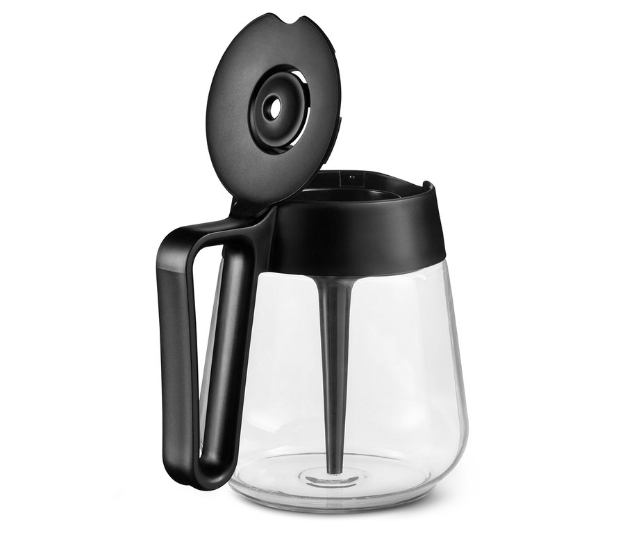 Közelkép egy fekete »Let's Brew« filteres kávéfőzőről, nyitott fedéllel.