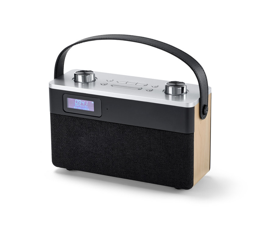 Elölnézet egy DAB+/FM rádió, Bluetooth funkcióval, ezüst színű tetővel, fekete szövet előlappal és fa oldalakkal.