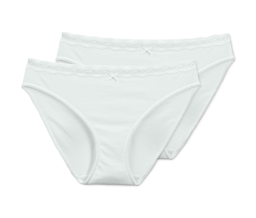 Két fehér, csipkés női alsó.