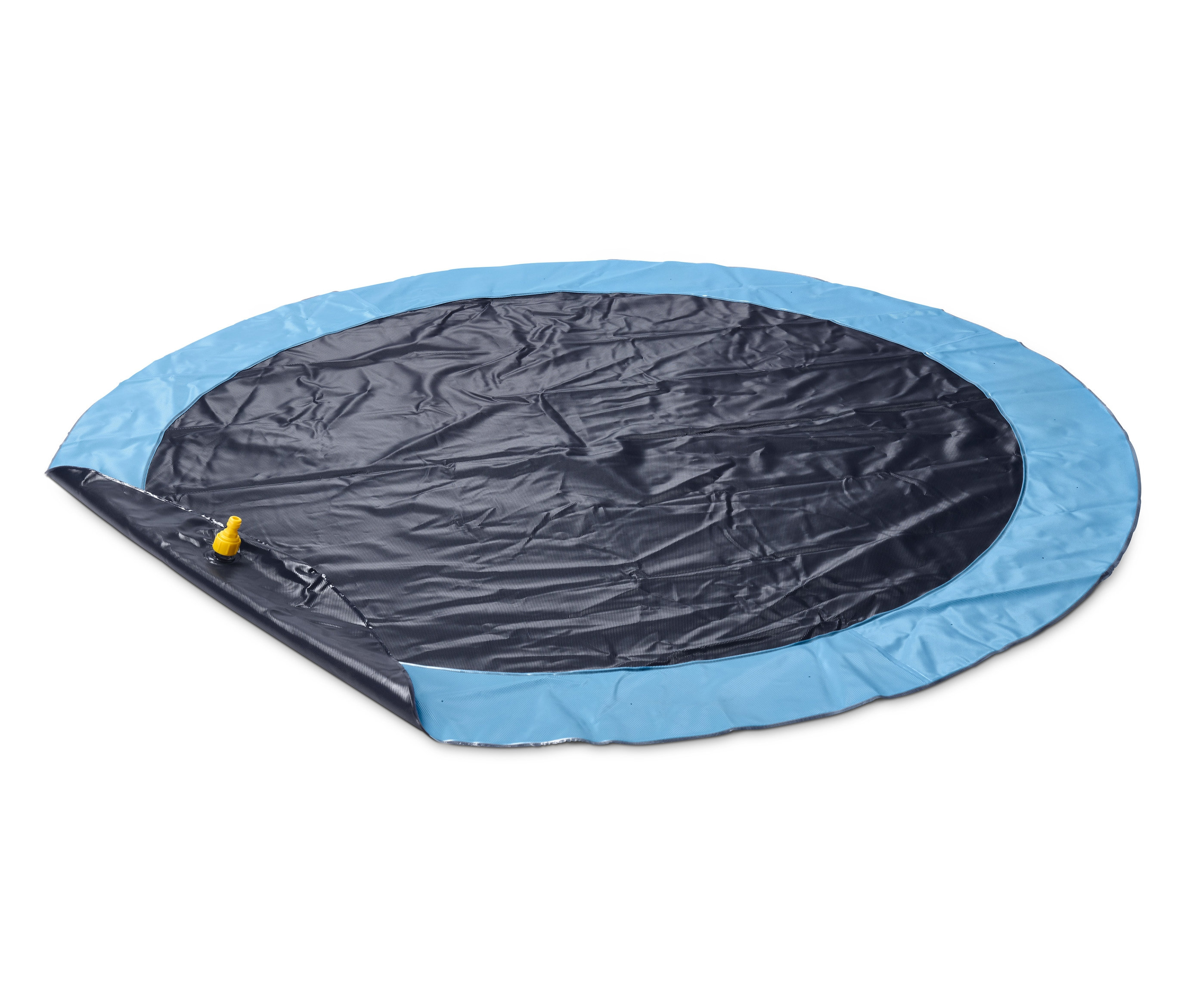 Kék vízpermetező kerti szőnyeg kutyáknak fehér háttérrel.