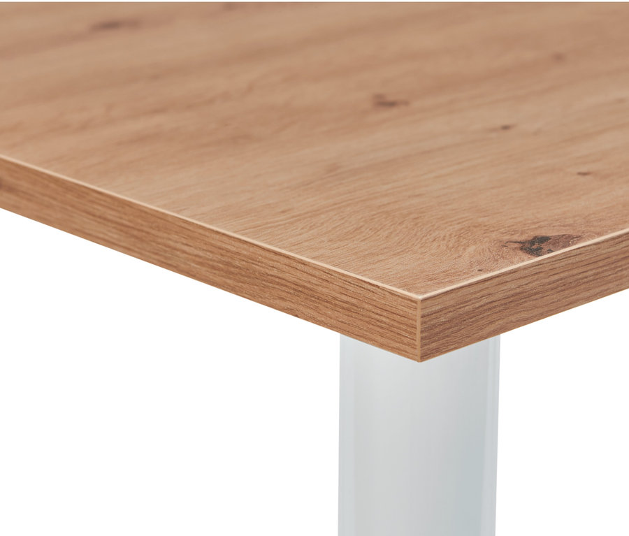 A Gyerekasztal, állítható magasságú asztallapjának részlete fehér lábbal.