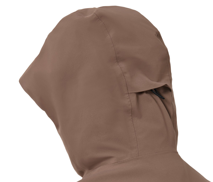 Egy barna, kapucnis, funkcionális esőkabát részlete.