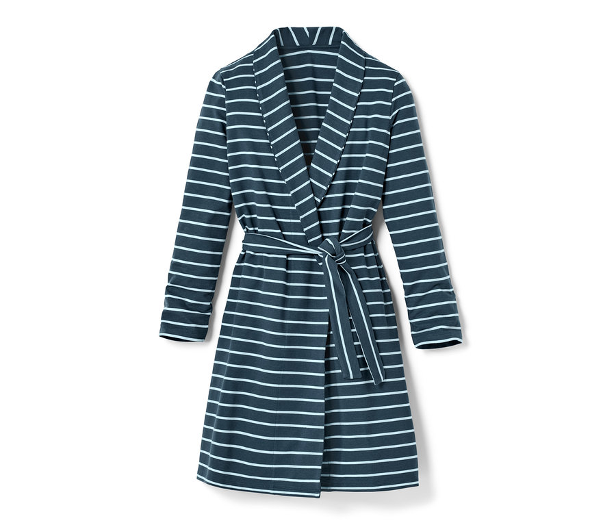 Egy sötétkék/fehér csíkos női köntös övvel.