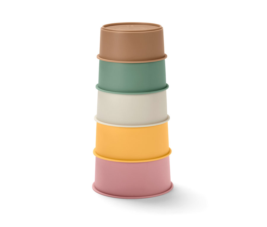 Egymásra helyezett színes Összerakható játékvödrök barna, zöld, krém, sárga és rózsaszín színekben.