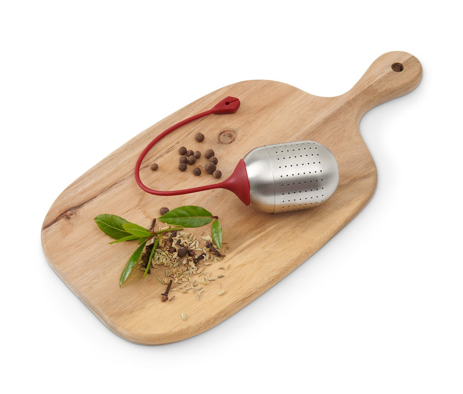 Fűszertartó tojás fűszerekkel egy fa deszkán.