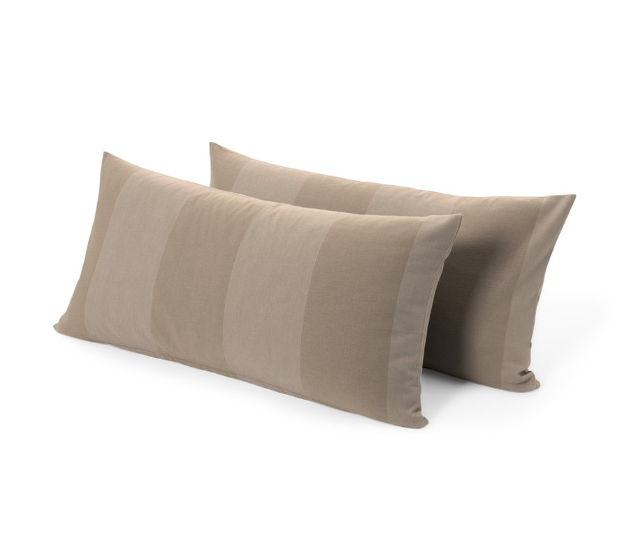 Két csíkos mintázatú, finom flanel párnahuzat fekszik fehér háttéren.