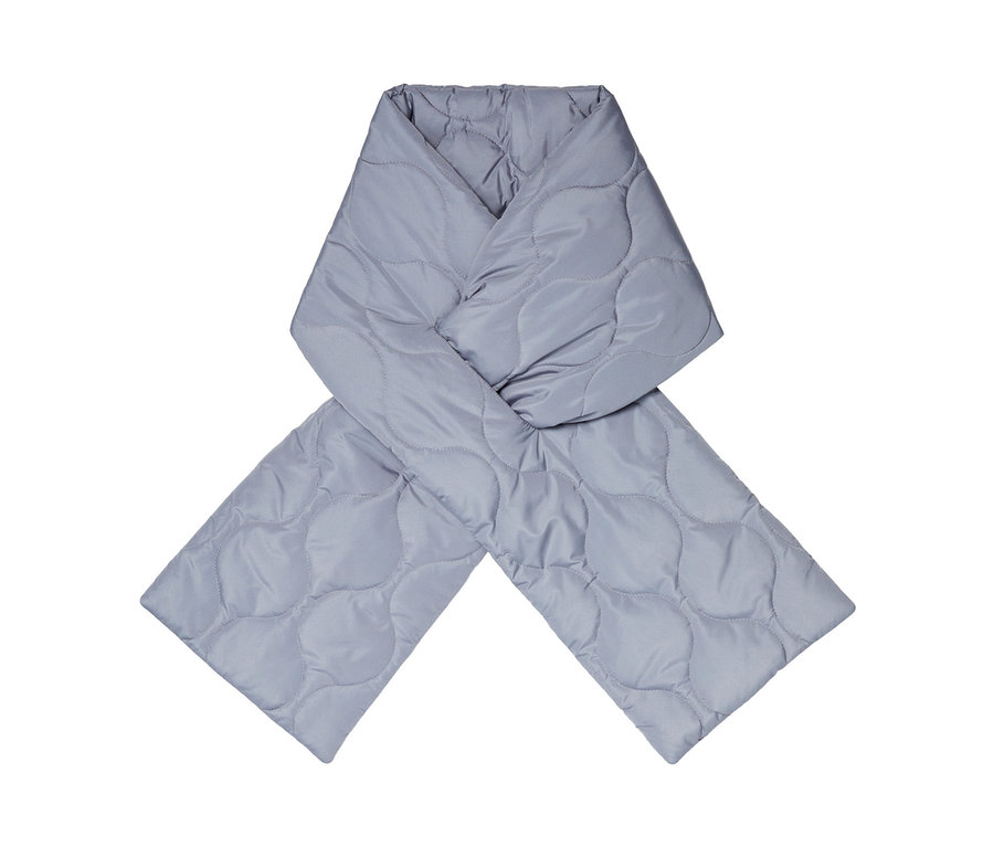 Világosszürke, steppelt női sál fehér háttérrel.