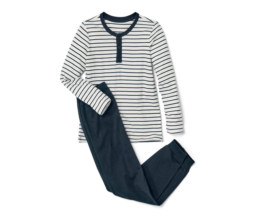 Egy sötétkék nadrágból és egy kék-fehér csíkos, hosszú ujjú felsőből álló fiú pizsama.