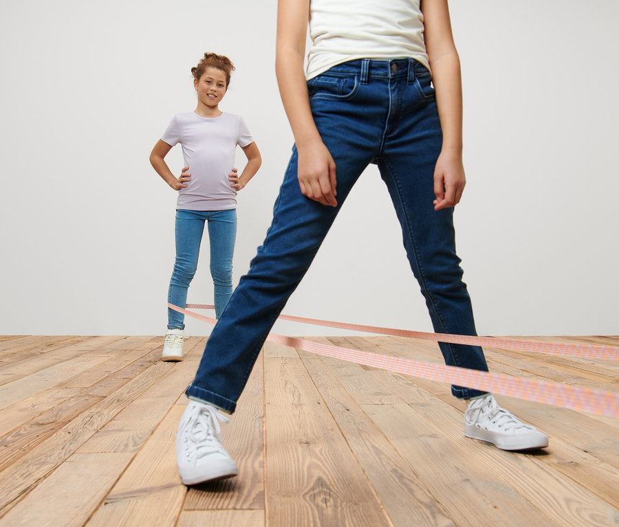 Két lány gumikötél játékot játszik.