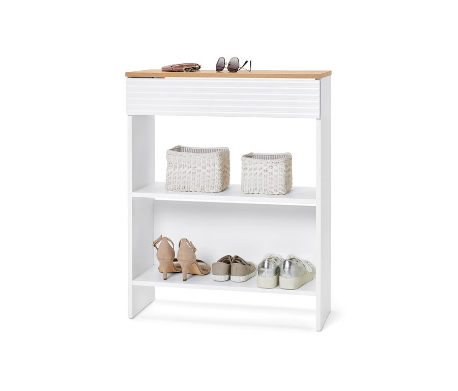 Pénztárca és napszemüveg van egy fiókos konzolasztal tetején; a polcokon két fonott kosár és cipők láthatók.