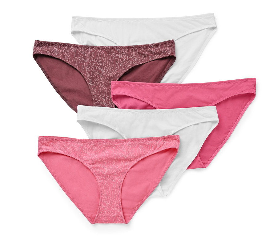 Öt különböző színű és mintájú női alsó.