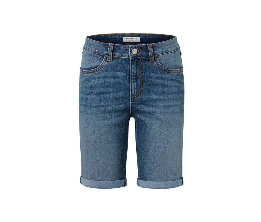 Kék farmer rövidnadrág.