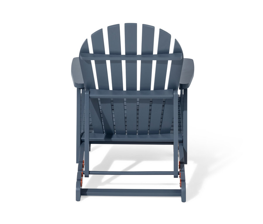 Hátulnézet egy kék, egyszemélyes Adirondack relaxációs fotelről kihúzható lábtámasszal.