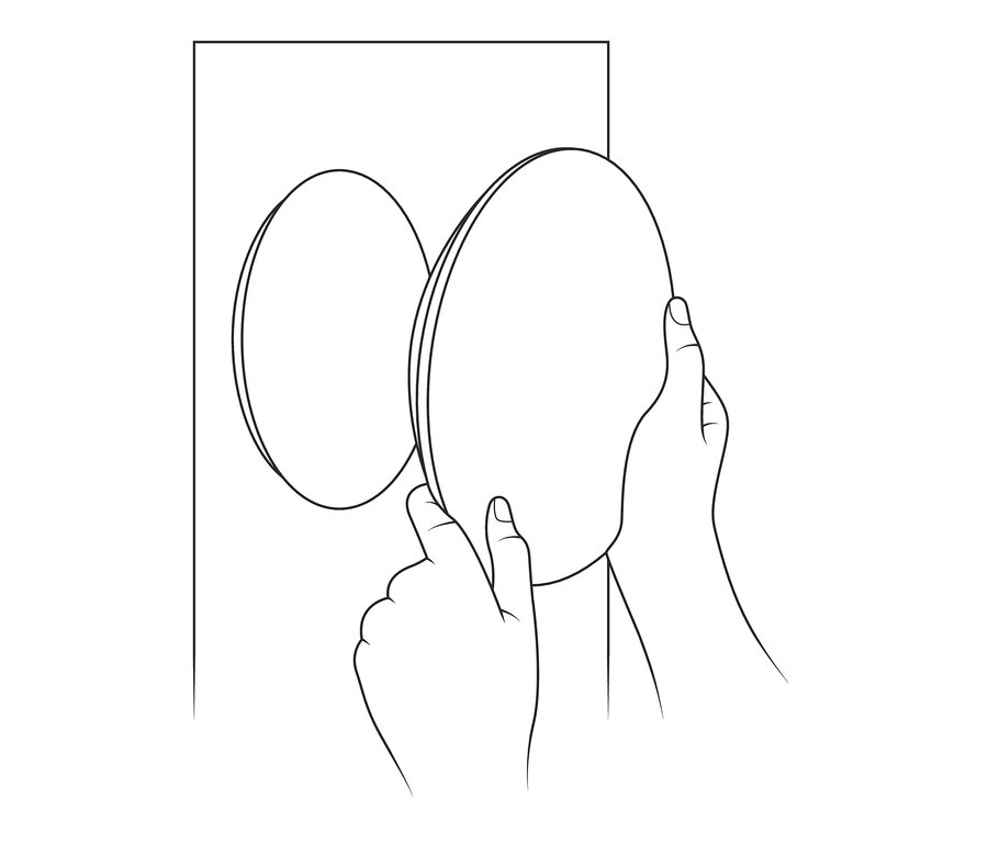 Kezek szerelnek fel egy LED-es fali lámpát akkus változatban a falra.