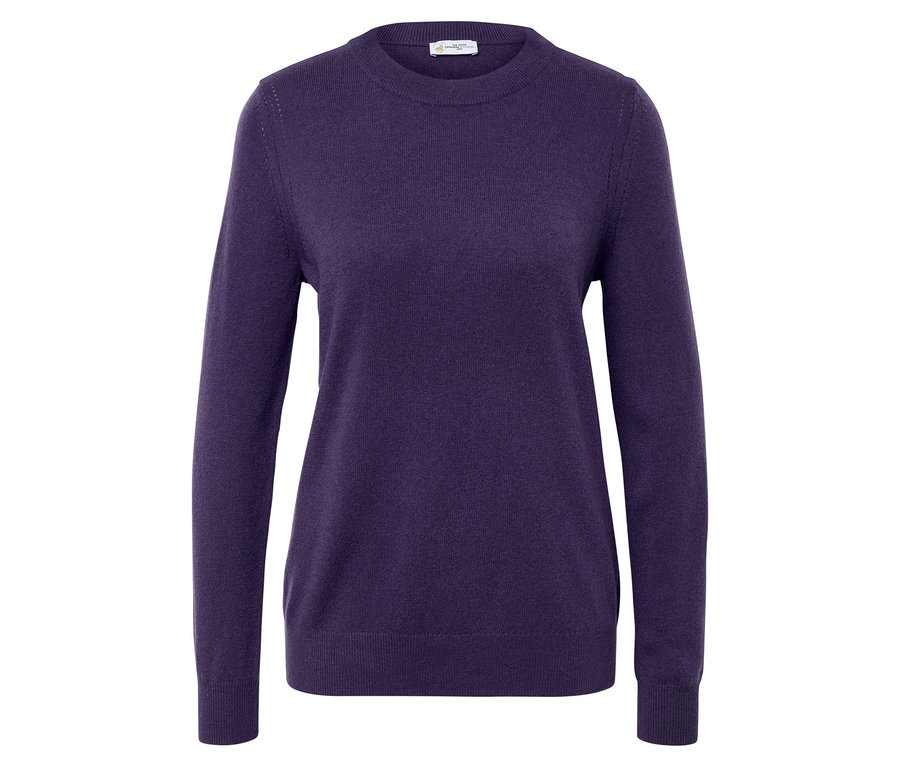 Lila, hosszú ujjú pulóver fehér háttérrel.