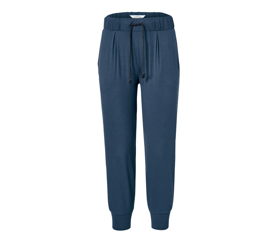 Egy sötét színű húzózsinórral ellátott, háromnegyedes dzsörzénadrág.