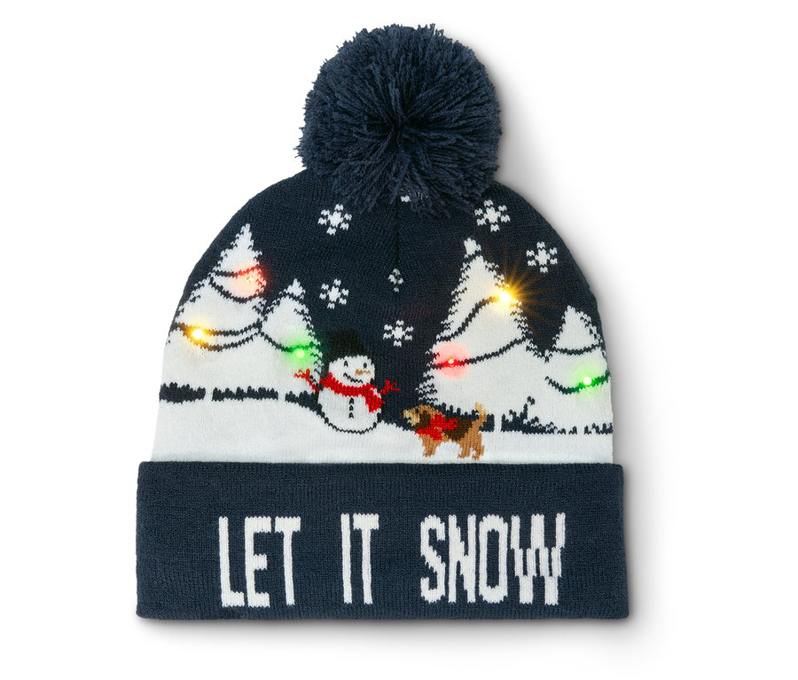 Sapkán LET IT SNOW felirat, hóember, kutya és karácsonyfák égőkkel.