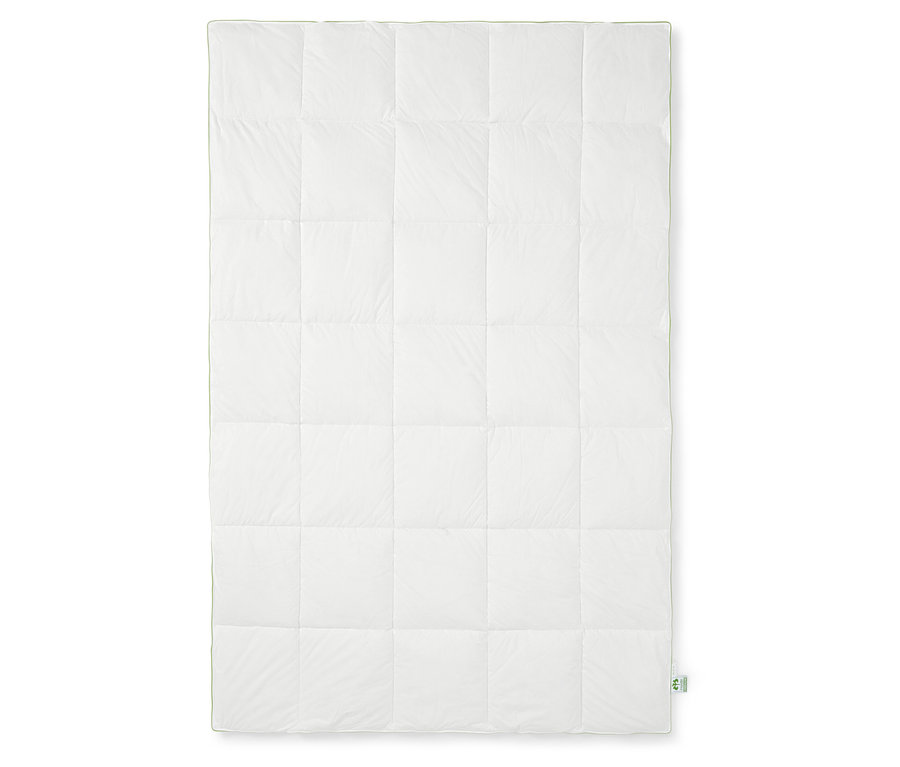 Egy fehér, steppelt paplan.