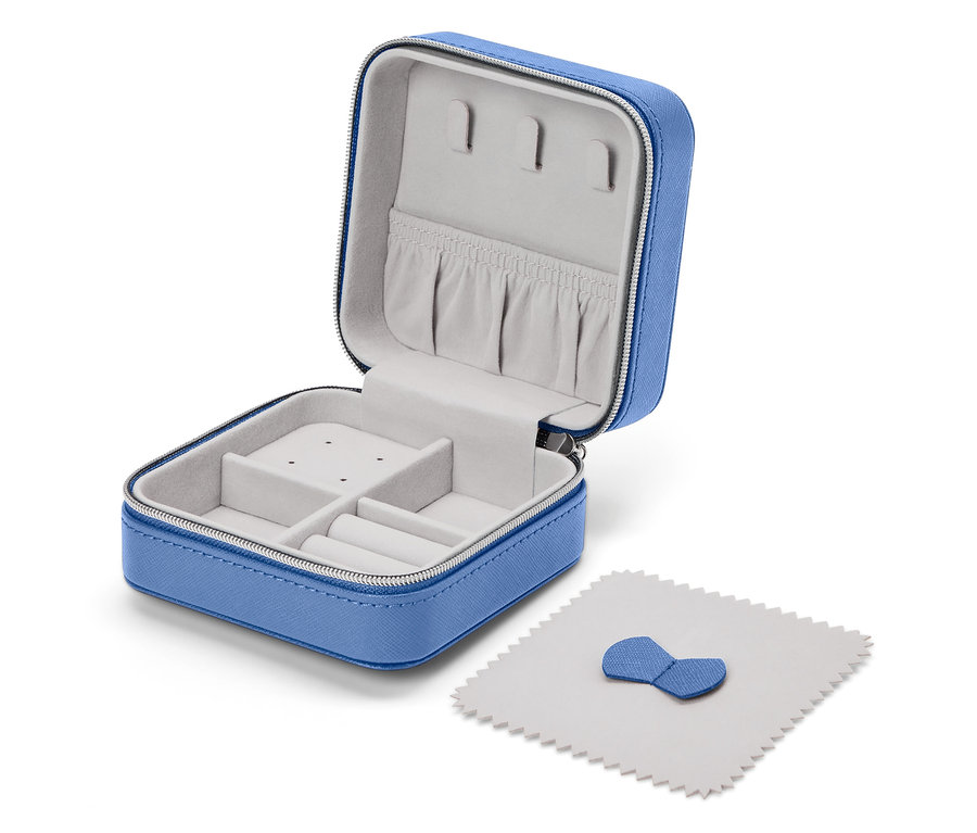 Nyitott kék ékszerdoboz szürke belső béléssel és polírozó kendővel.