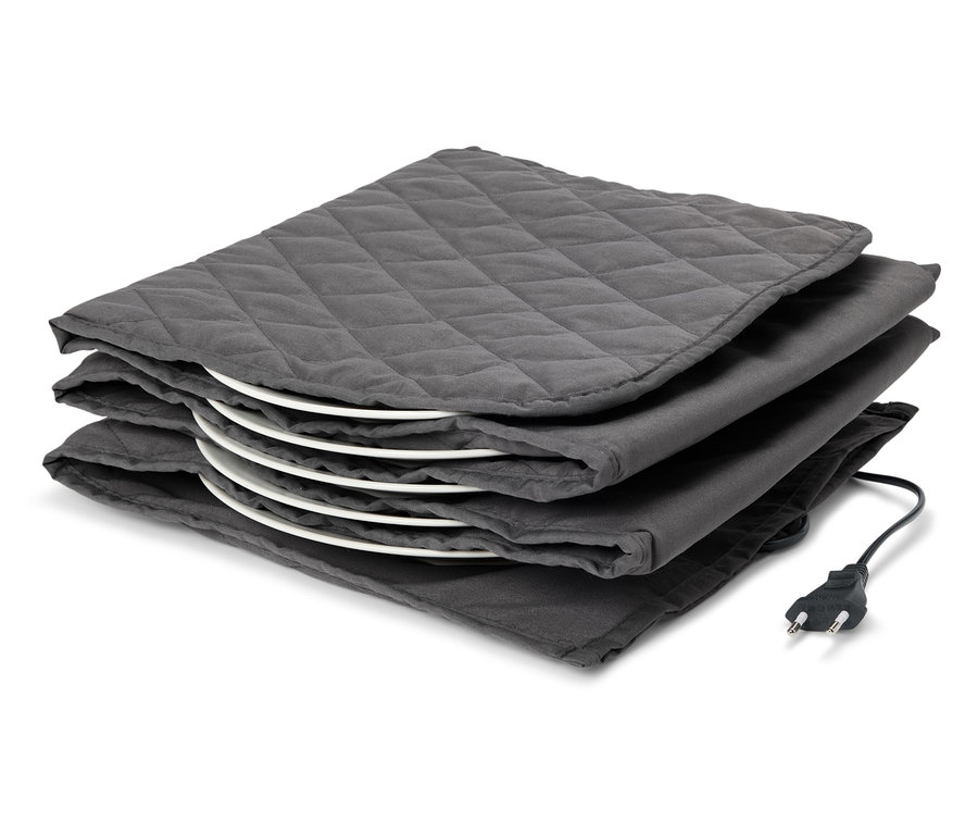 Szürke elektromos tányérmelegítő fehér tányérokkal belül és egy elektromos dugóval.