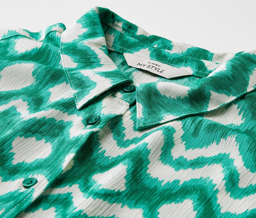 Egy nyomott mintás ingruha részlete.