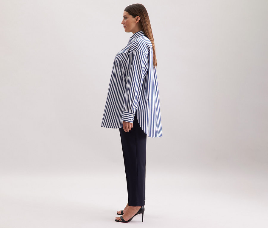 Nő visel egy csíkos Seidensticker túlméretes hosszú ingblúzt.