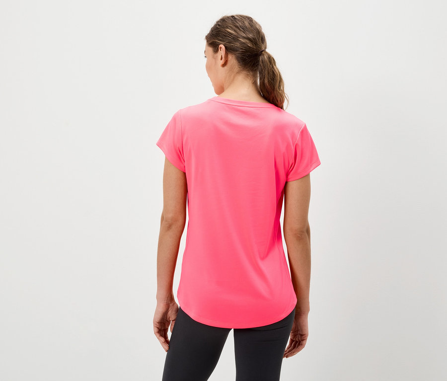 A háttal álló nő rózsaszín pólót és fekete leggingset visel.