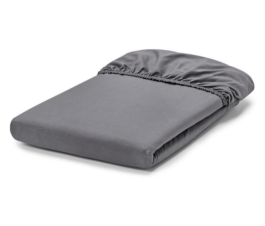 Összehajtott szürke gumis lepedő.