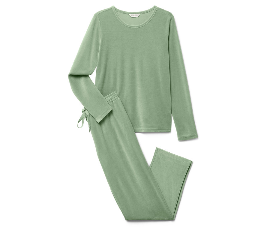 Egy zöld, hosszú ujjú pizsama nadrággal.