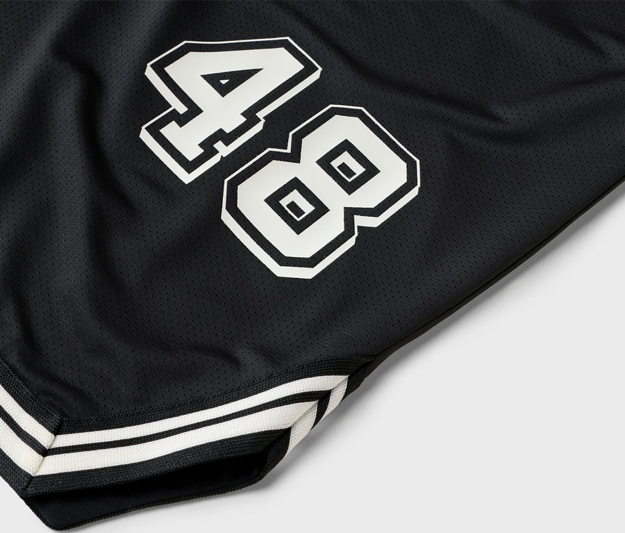 Közelkép egy fekete kosárlabda rövidnadrágról, fehér színű 48-as számmal.