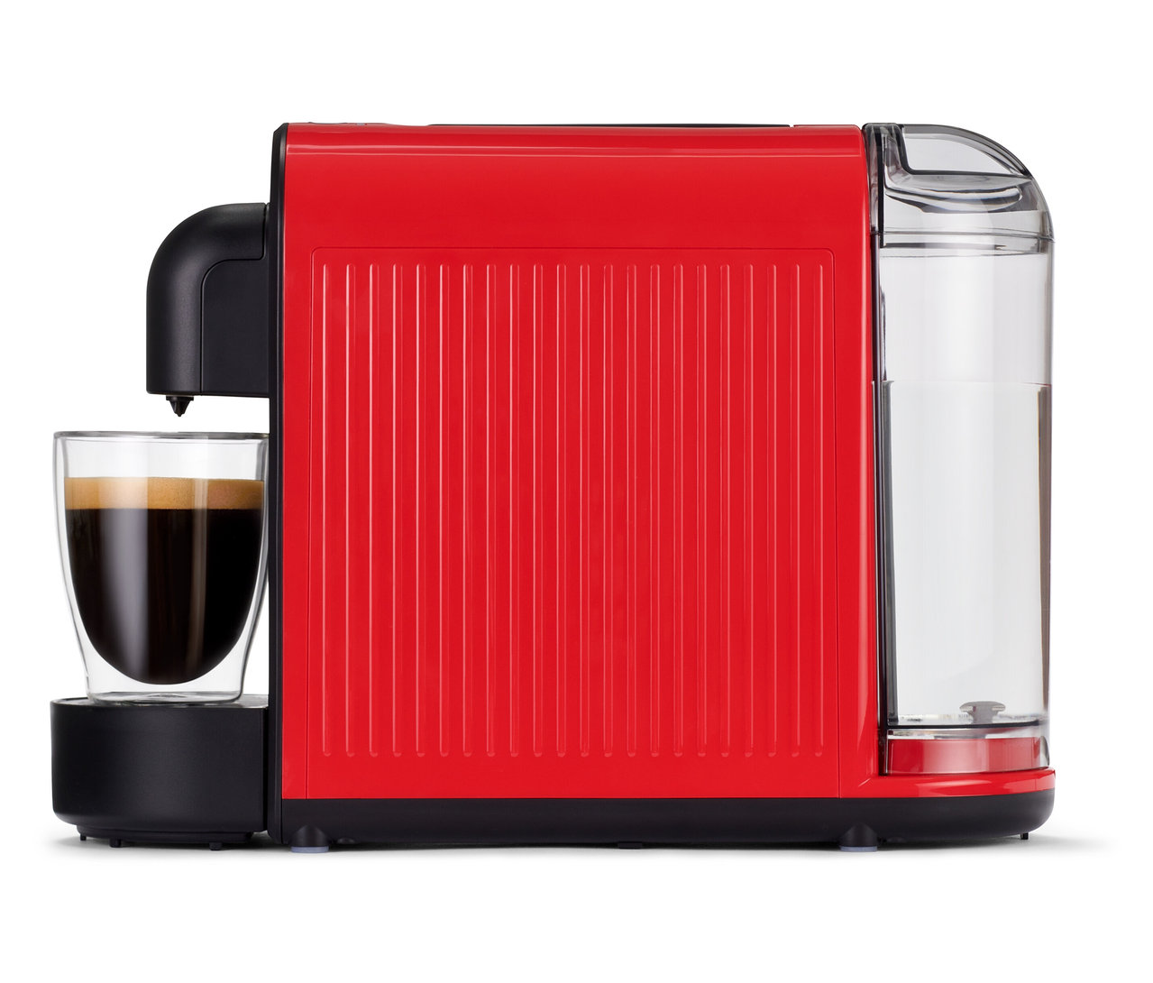 A piros Cafissimo now red kávéfőző egy csésze kávéval fehér alapon.