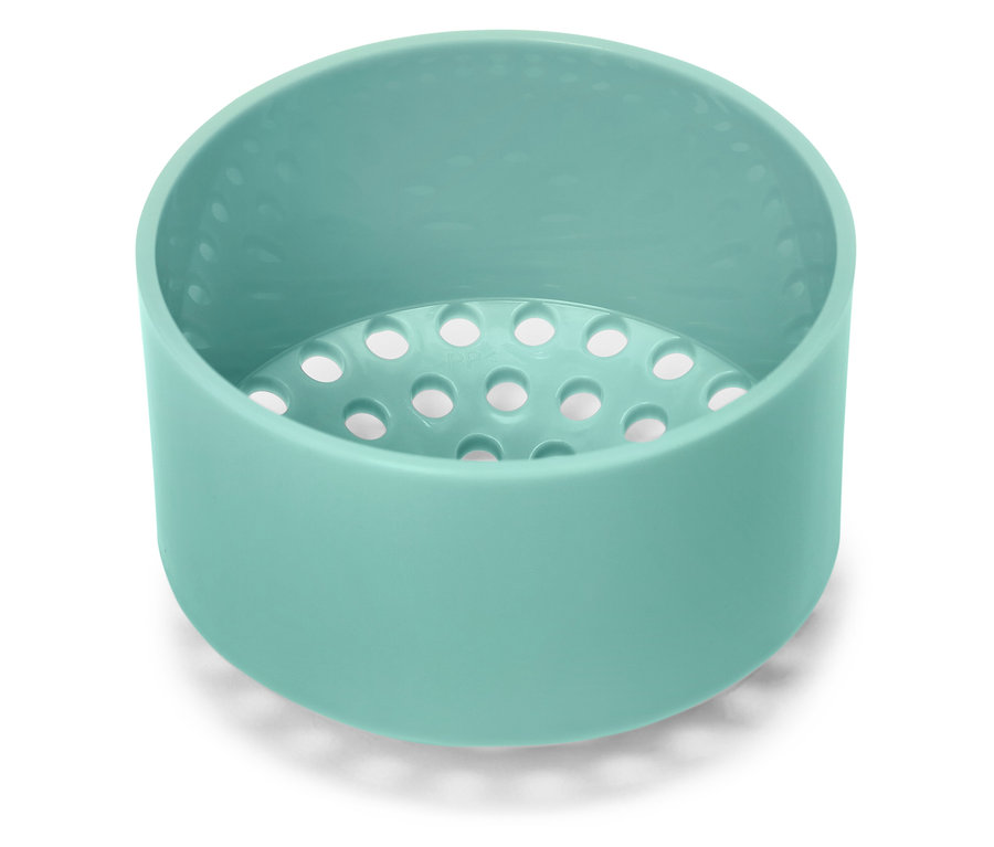 Türkiz színű tartály lyukakkal az alján.