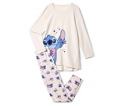 Egy krémszínű Stitch mintás pizsama szett fekszik egy fehér háttéren.