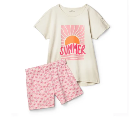 Egy bézs színű "Summer" feliratú póló és egy rózsaszín, pálmafás rövidnadrág fekszik egy fehér háttéren.
