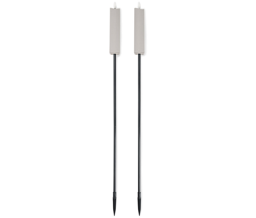 Két bézs színű kerti fáklya fekete nyéllel egymás mellett áll fehér háttér előtt.