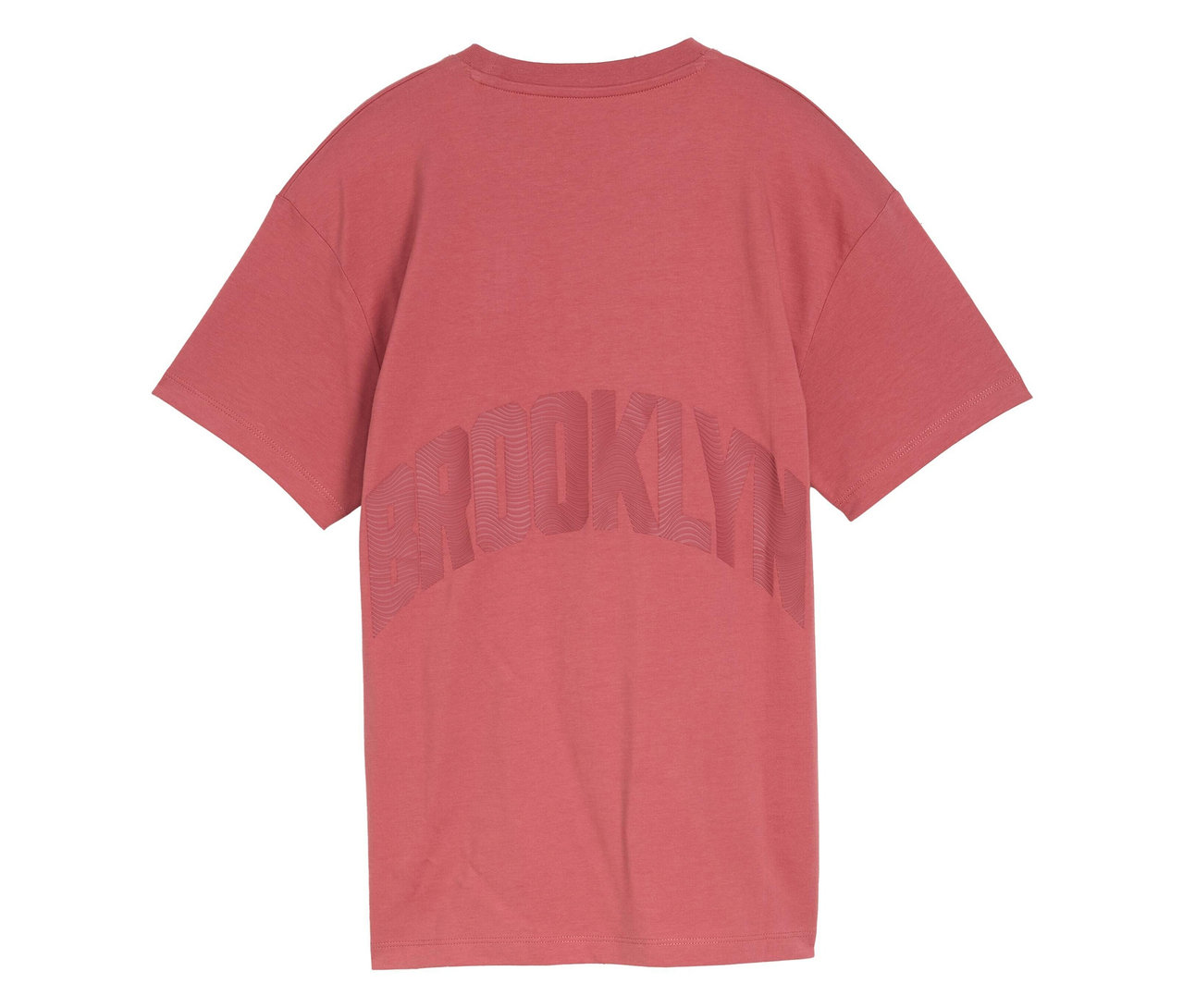 Közelkép egy rózsaszín pólóról, hátulján a „BROOKLYN” felirattal.