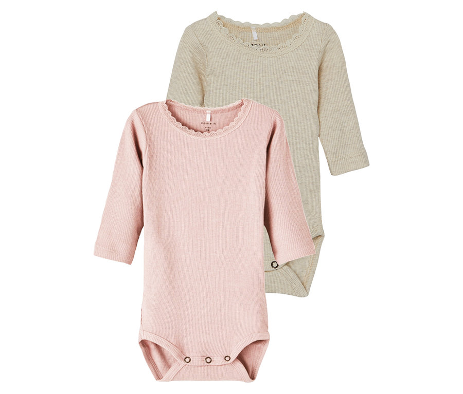 Két NAME IT bababody, keepsake lilac színben, egymáson fekszik.