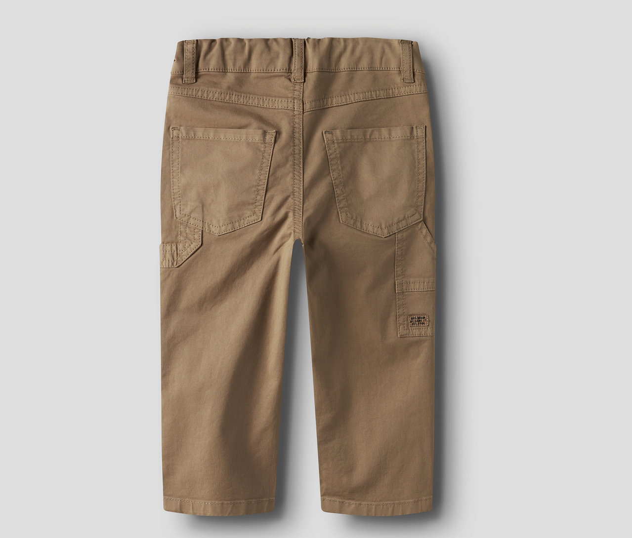 Hátulnézet egy bézs színű NAME IT twill nadrágról.