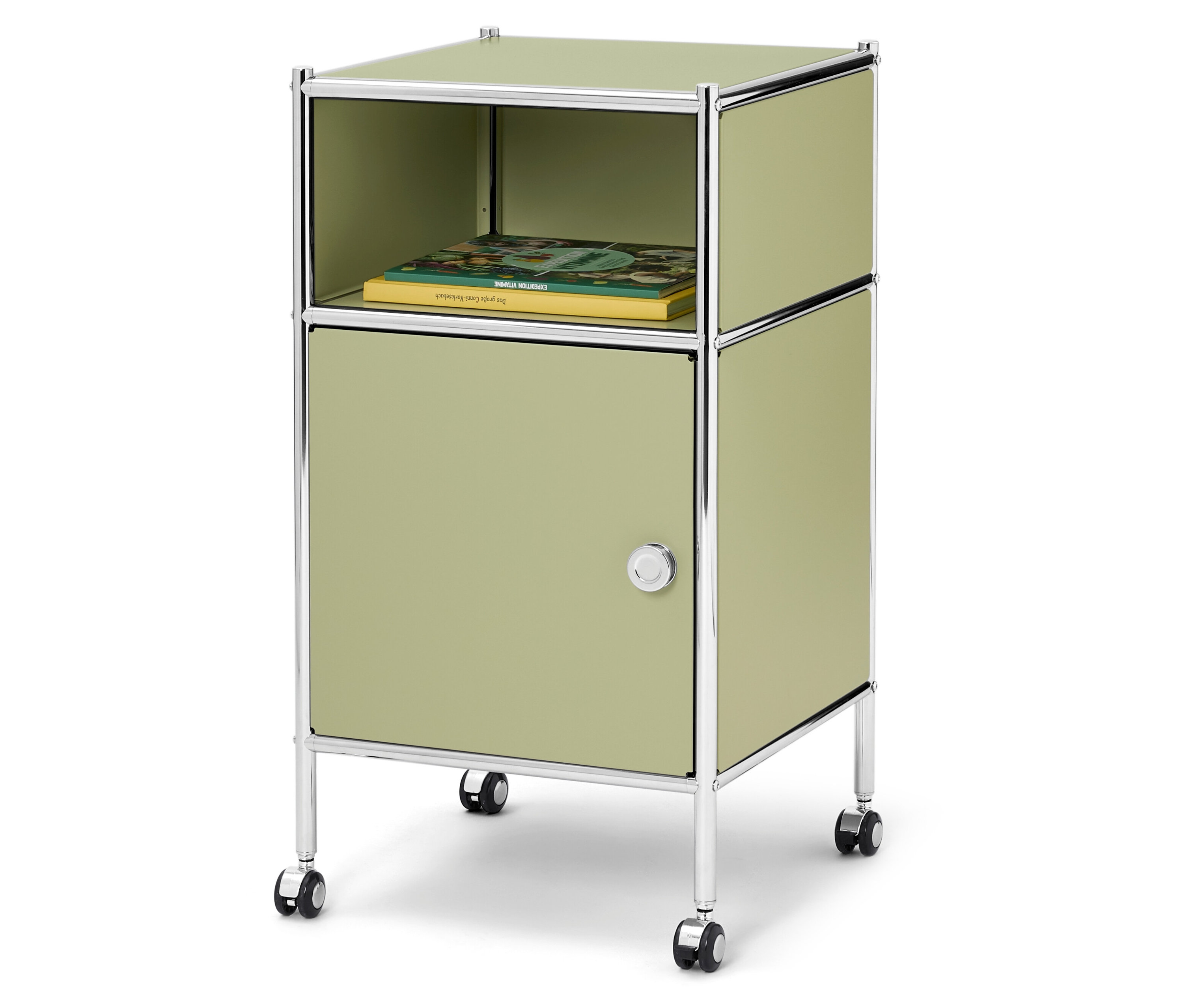 Egy világoszöld éjjeliszekrény ezüst részletekkel és kerekekkel áll egy fehér háttéren.